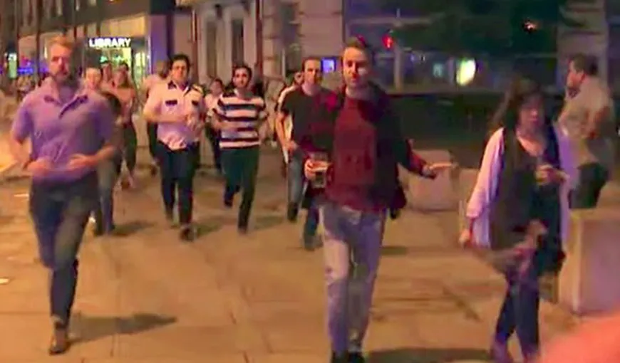 Fotografia unui bărbat care ţine un pahar de bere în mână în timp ce fuge din calea teroriştilor din Londra, virală pe Internet VIDEO