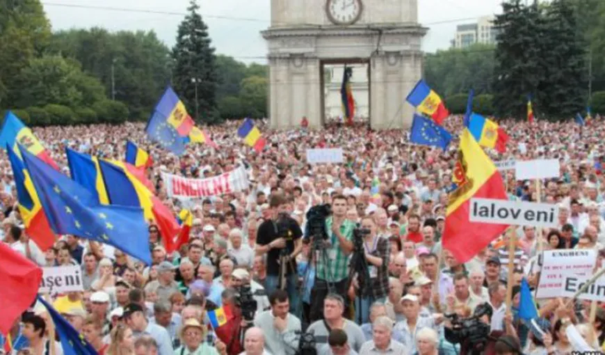 Aproximativ 24.000 de moldoveni au protestat în marile oraşe faţă de modificarea sistemului electoral din Republica Moldova