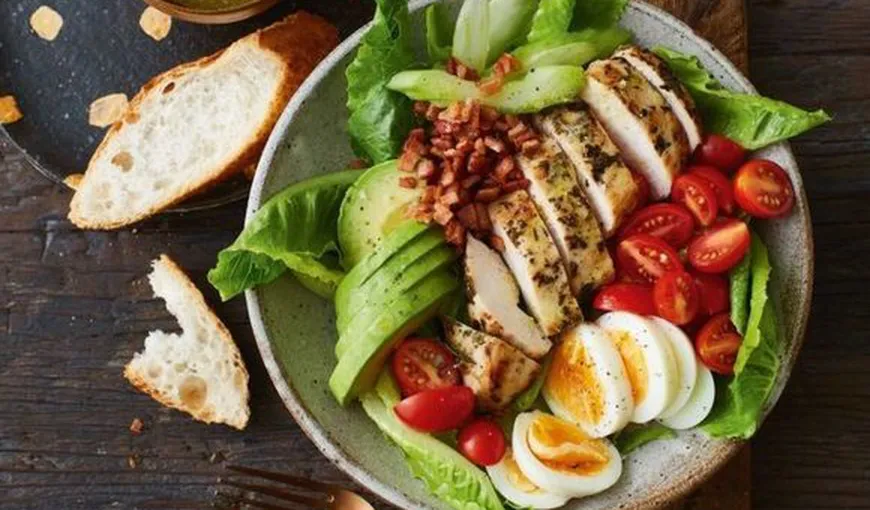 Reţeta zilei: Salată de pui cu ou şi avocado