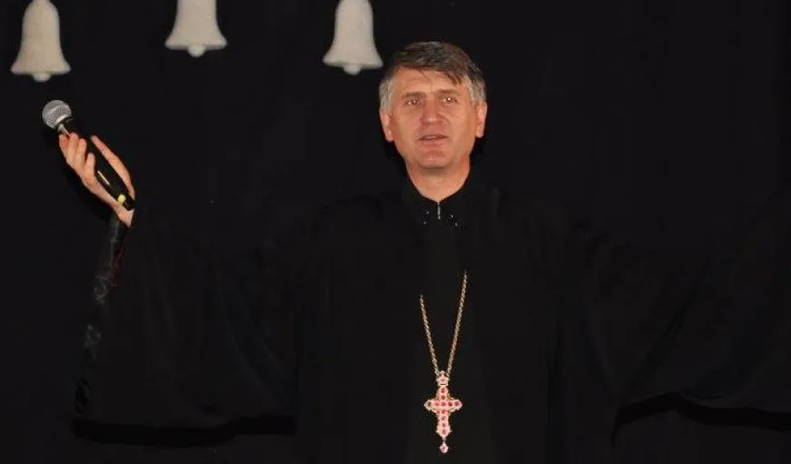 Preotul Cristian Pomohaci, primit ca o vedetă la un concert. A făcut dedicaţii pe bani, iar admiratorii i-au pupat mâinile