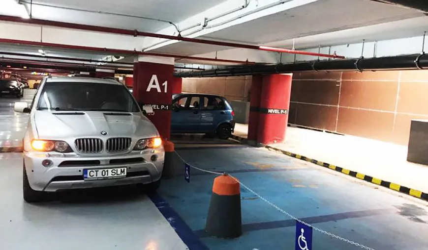 Şoferiţa unui BMW a blocat două locuri de parcare destinate persoanelor cu handicap pentru a fi mai aproape de intrarea în mall