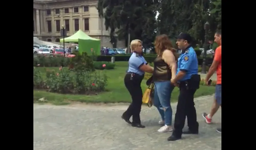 Anchetă la Ploieşti după ce o tânără care circula fără bilet de autobuz a fost încătuşată de poliţiştii locali VIDEO