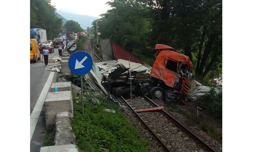 Circulaţie feroviară a fost reluată în judeţul Vâlcea, unde un tir a derapat şi a căzut pe calea ferată UPDATE