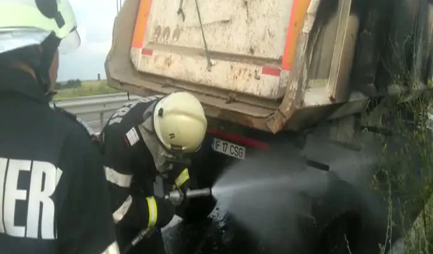Panică pe autostrada A3 Bucureşti-Ploieşti. Un TIR încărcat cu pietriş a luat foc