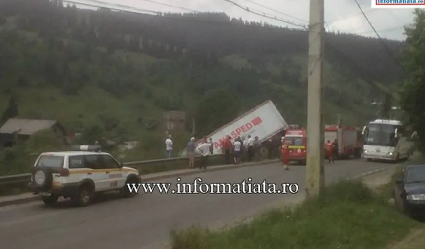 Trafic feroviar şi rutier restricţionat în Suceava. Un tir s-a răsturnat pe calea ferată