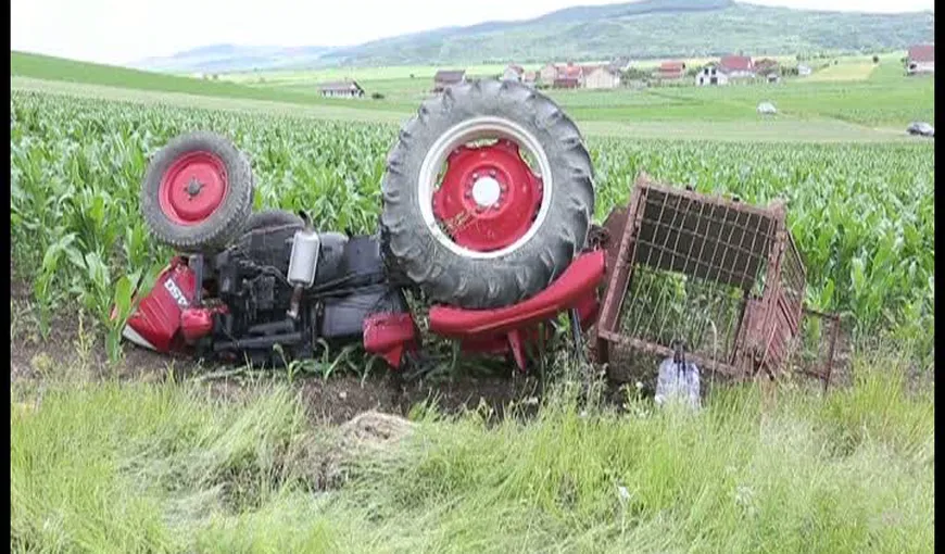 Soţi prinşi sub tractorul răsturnat, femeia a murit VIDEO