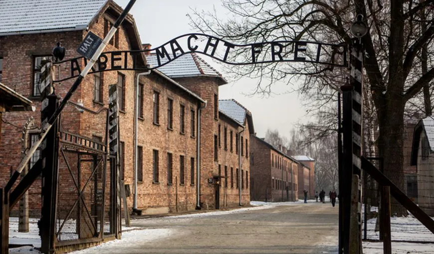 Declaraţiile premierului Poloniei făcute la Auschwitz atrag critici dure din partea politicienilor