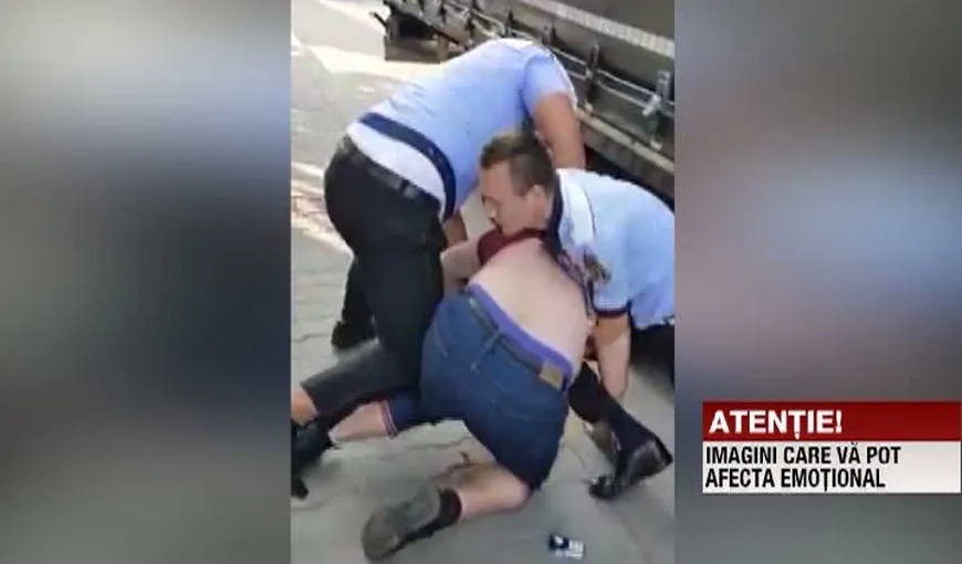 Imagini şocante în Piteşti. Un bărbat, încătuşat de patru poliţişti VIDEO