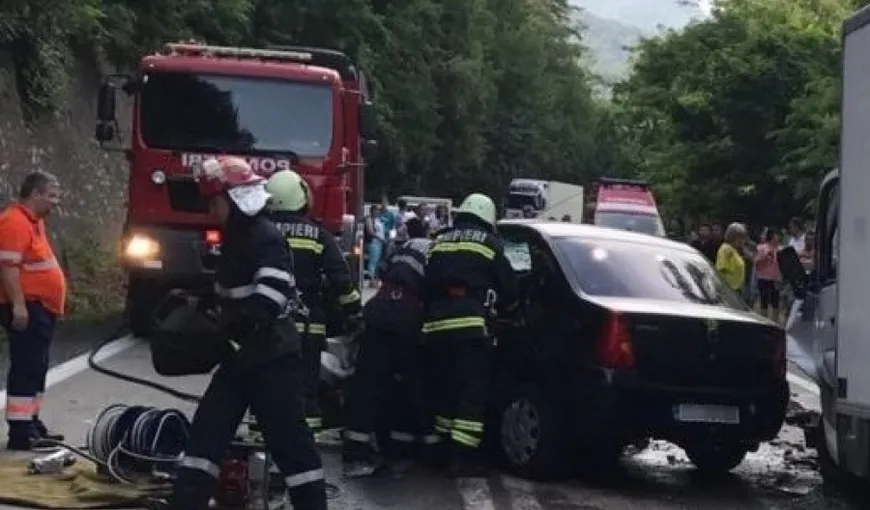 Accident grav: O maşină a căzut de la aproximativ zece metri într-o râpă, în Valea Doftanei
