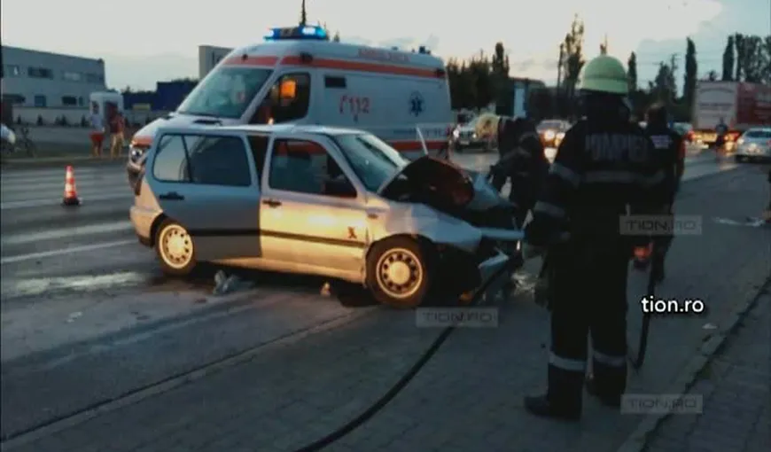 Accident stupid în Timişoara. Un tânăr de 22 de ani a vrut să sperie damele de companie, dar a ajuns în şanţ VIDEO