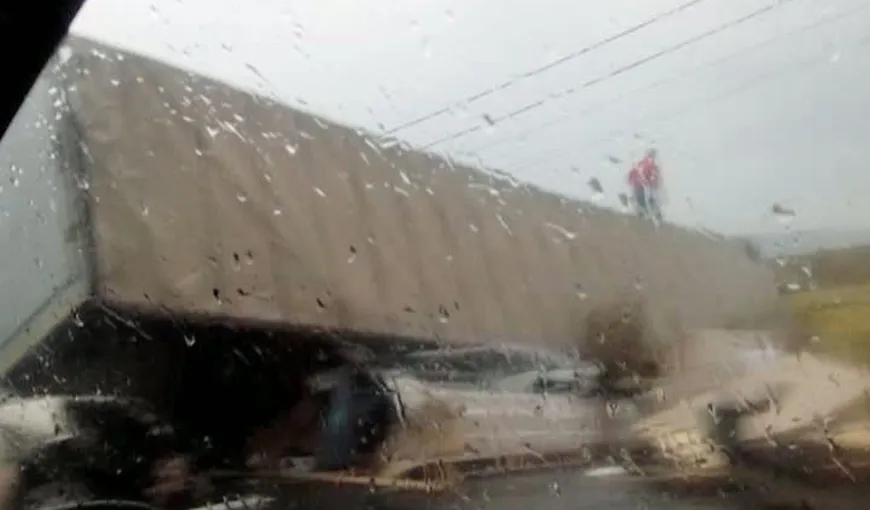Accident în Bihor din cauza ploii. Un tir a derapat şi a lovit în plin două maşini