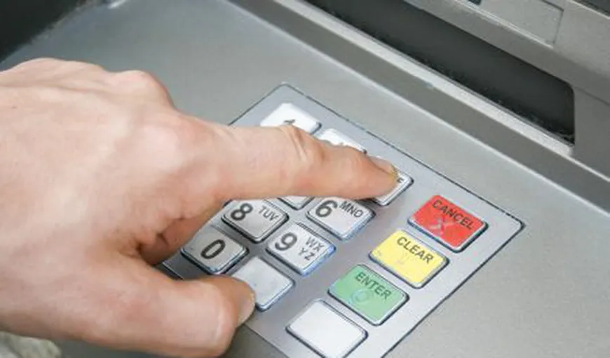 Un bărbat a rămas blocat în bancomatul pe care trebuia să-l repare