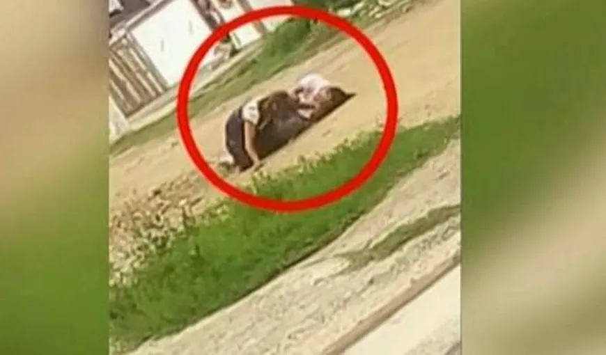 Imagini şocante. Două femei se bat în faţa unui copil VIDEO