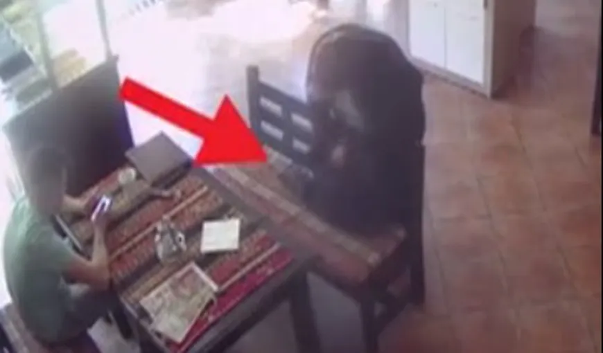 Bunicuţa infractoare, filmată în timp ce fură un portofel VIDEO