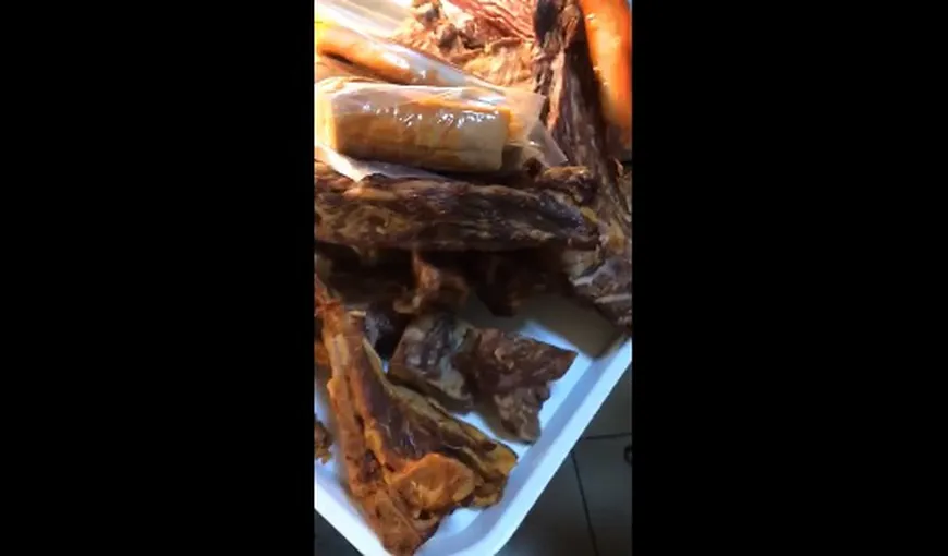 Peste o sută de kilograme de carne stricată, găsită de inspectorii OPC la o pensiune şi la un magazin din Prahova