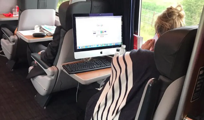 Imaginea VIRALĂ: Şi-a instalat computerul în tren pentru că nu avea laptop