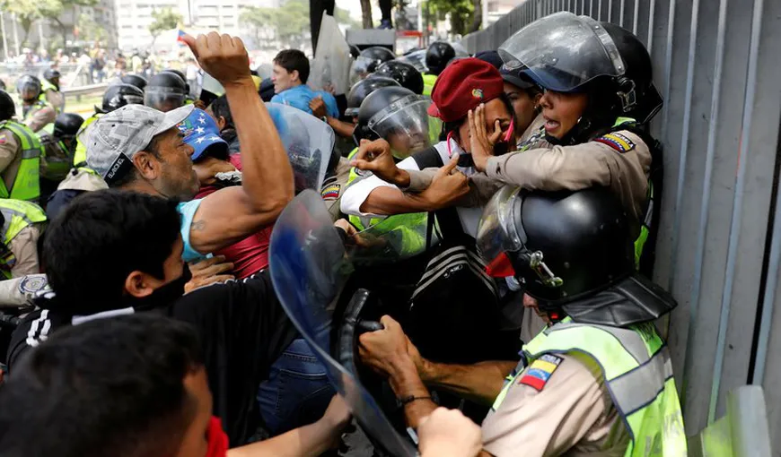 Susţinătorii preşedintelui Nicolas Maduro au pătruns în Parlamentul de la Caracas. Mai mulţi deputaţi sunt răniţi