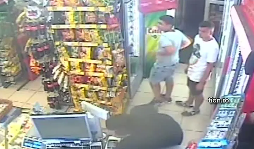Trei tineri, filmaţi în timp ce furau dintr-o casă de marcat VIDEO