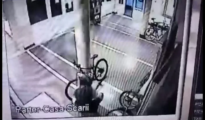 Un hoţ, surprins când fura o bicicletă dintr-un cămin studenţesc VIDEO