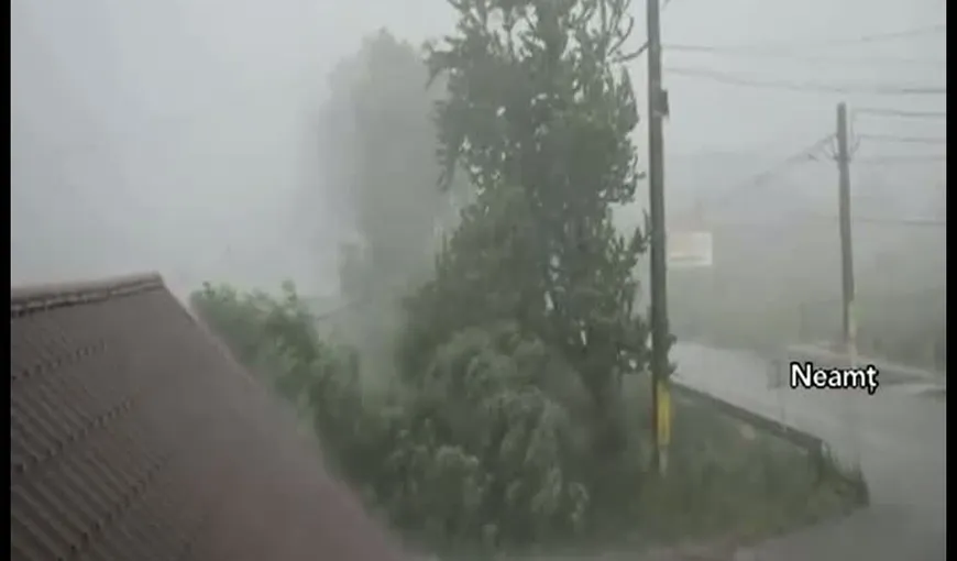 Furtuni puternice în ţară. Culturi distruse, localităţi fără curent şi acoperişuri smulse de vânt VIDEO