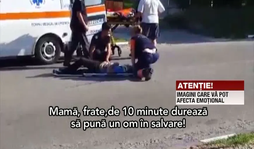 Imagini revoltătoare în Gorj. Un echipaj de pe Ambulanţă s-a chinuit zeci de minute să pună pe targă un bărbat VIDEO
