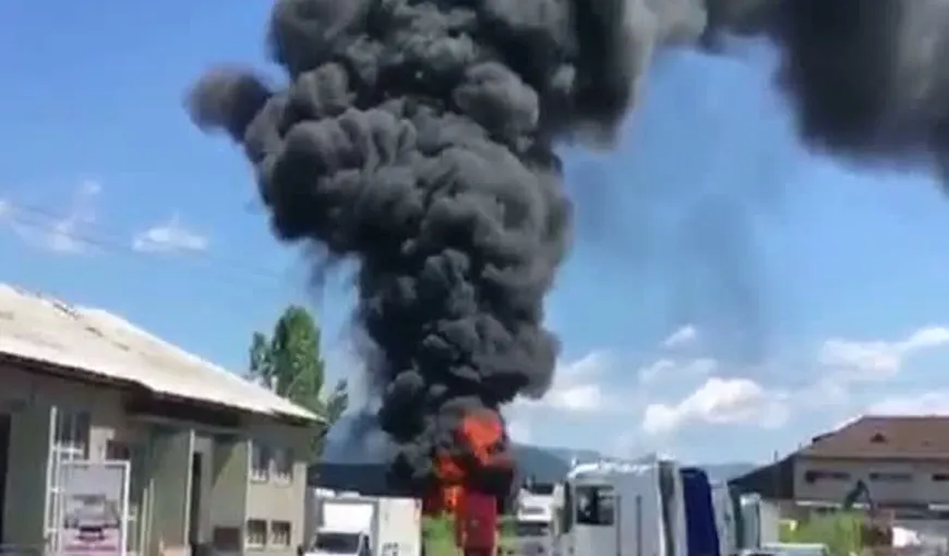 Incendiu în apropiere de o benzinărie. Pompierii au intervenit de urgenţă VIDEO