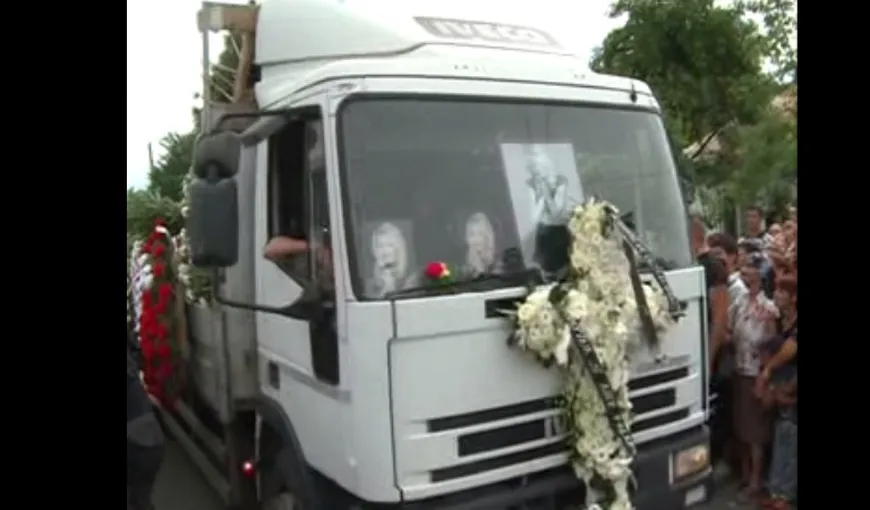 Denisa Răducu, condusă pe ultimul drum de mii de oameni. Imagini emoţionante, familia este devastată de durere