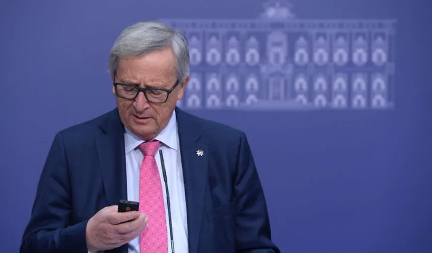 GAFA SECOLULUI, virală pe Net: Jean-Claude Juncker a încurcat-o pe Angela Merkel cu soţia lui şi i-a închis telefonul