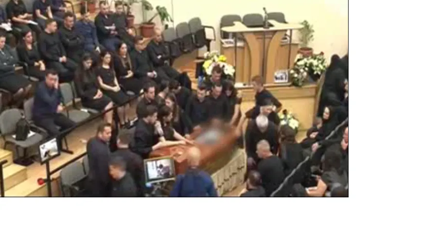 Înmormântare cu 73.000 de BOCITOARE! Familia unui tânăr a transmis live pe Facebook funeraliile