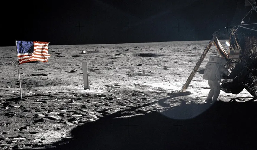 Săculeţul cu praf lunar adus de Neil Armstrong, vândut cu o sumă record la licitaţie