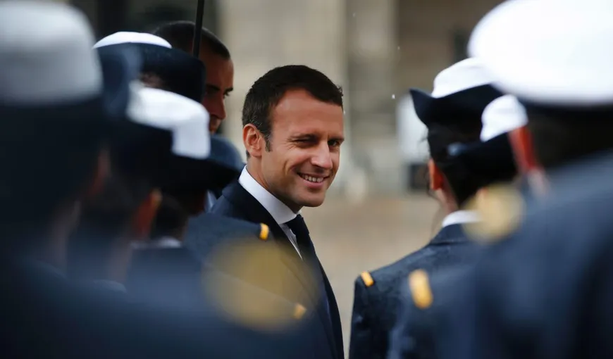 Noul preşedinte al Franţei ridică starea de urgenţă şi reduce numărul parlamentarilor cu o treime