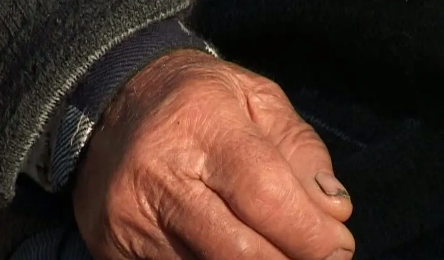 Un pensionar de 82 de ani trebuie să demonstreze lunar că trăieşte pentru a primi pensia