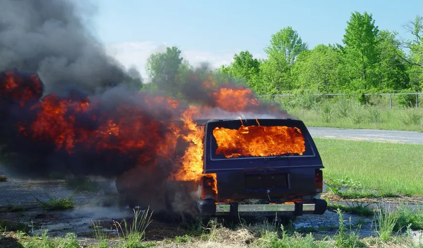 O maşina a luat foc pe un câmp din Argeş, în incendiu fiind mistuite şi 5 hectare de mirişte