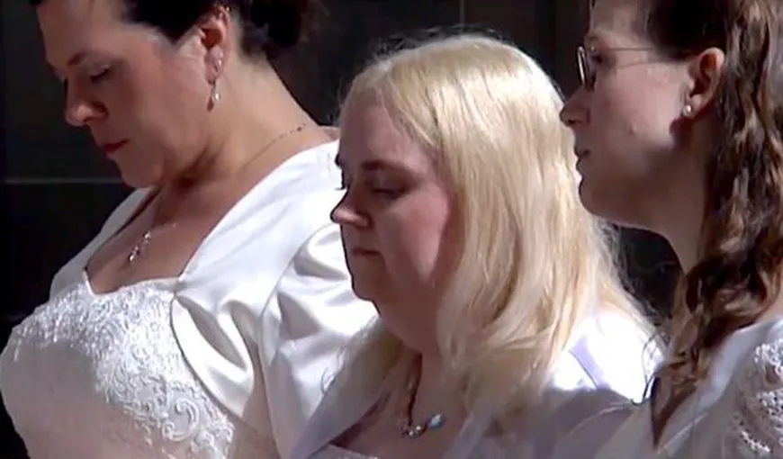 Miresele lui Hristos. Trei femei s-au căsătorit cu Iisus, slujba a fost oficiată de preoţi catolici VIDEO
