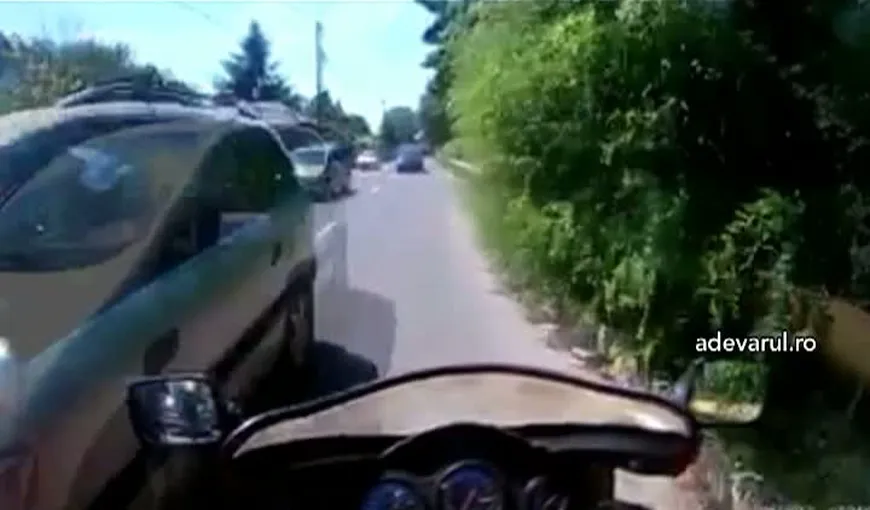 Cum îşi riscă viaţa un motociclist. Era să fie accidentat de cinci ori în câteva minute VIDEO