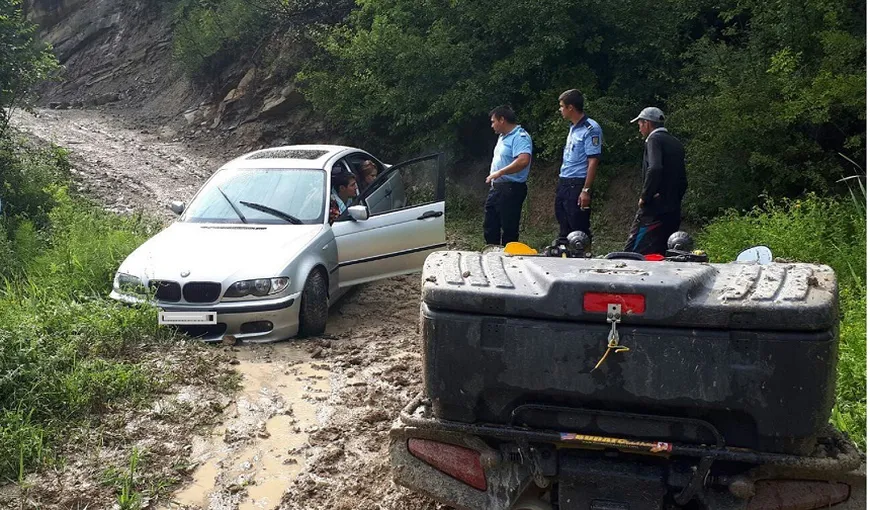 Jandarmii au salvat o familie cu un copil de cinci luni care rămăsese blocată cu maşina în noroi, în Munţii Buzăului