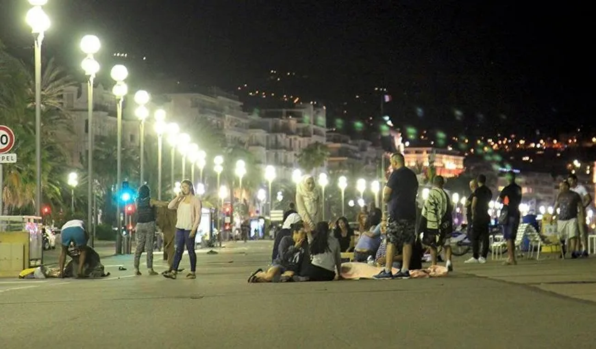 Promenade des Anglais a fost iluminată vineri noaptea, la un an de la teribilul atentat de la Nisa soldat cu 86 de morţi