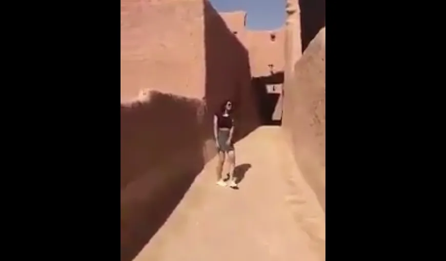 O tânără misterioasă scandalizează Arabia Saudită. Se plimbă pe stradă în FUSTĂ SCURTĂ. Imaginile au apărut pe Twitter VIDEO