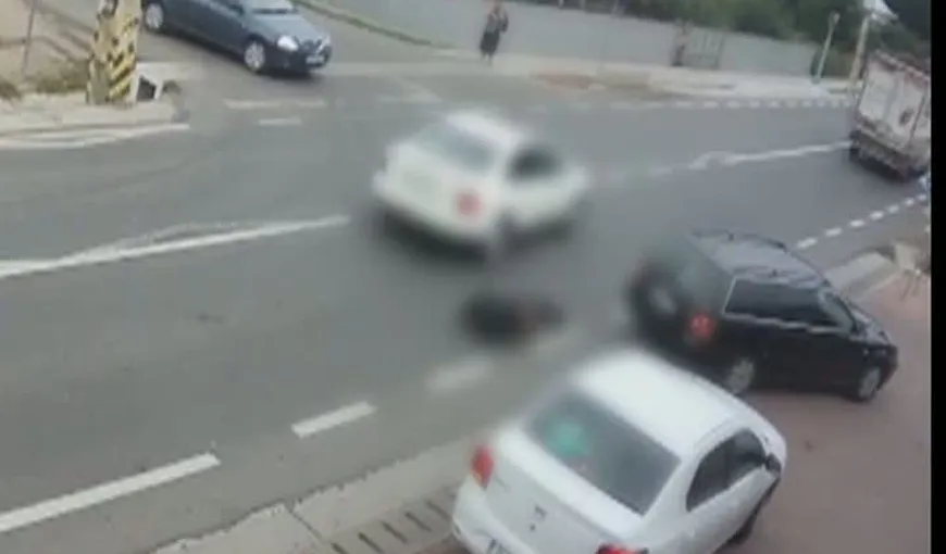 A scăpat cu viaţă după ce a fost proiectat de pe trotuar în faţa unei maşini aflate în mers VIDEO