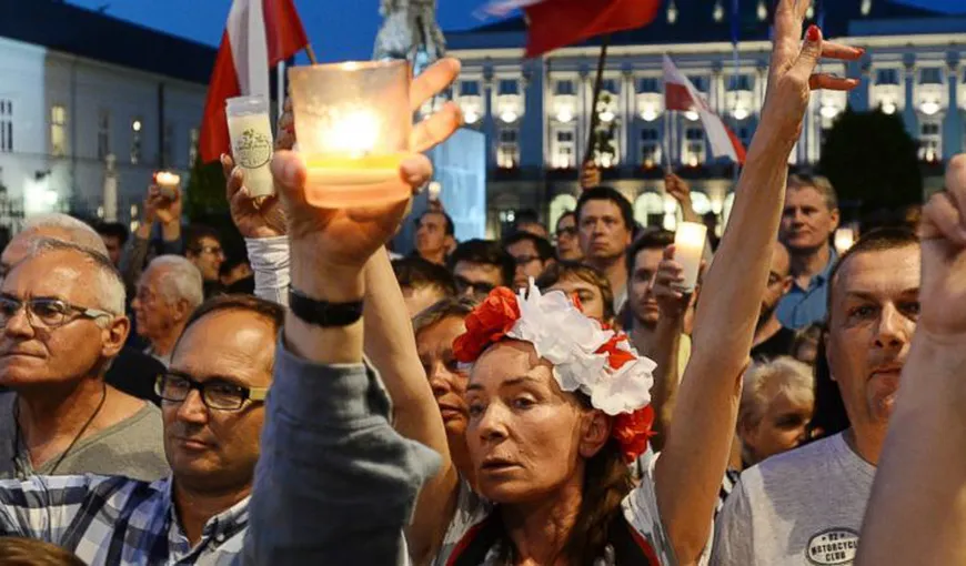 Polonezii au manifestat cu o „mare de lumânări” pentru apărarea Justiţiei. Preşedintele se opune prin veto proiectului de lege UPDATE