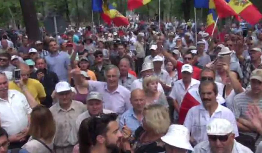 Sute de oameni au protestat la Chişinău faţă de schimbarea sistemului de vot. Preşedintele Dodon a promulgat legea UPDATE