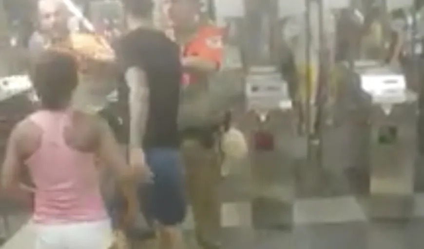 Scene INCREDIBILE. Doi români s-au bătut cu agenţii de securitate într-o staţie de metrou din Barcelona VIDEO