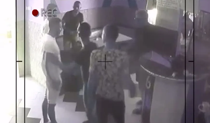 Scandal într-un bar din Vâlcea. Patronul localului a fost snopit în bătaie de un client nervos VIDEO