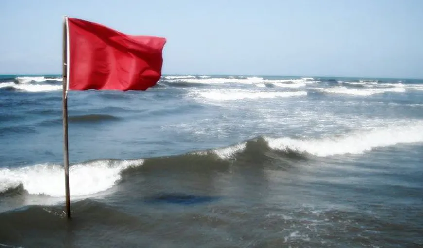 Un bărbat, căutat de pompieri şi scafandri, după ce a dispărut în mare, la Mangalia. A fost arborat steagu roşu pe litoral