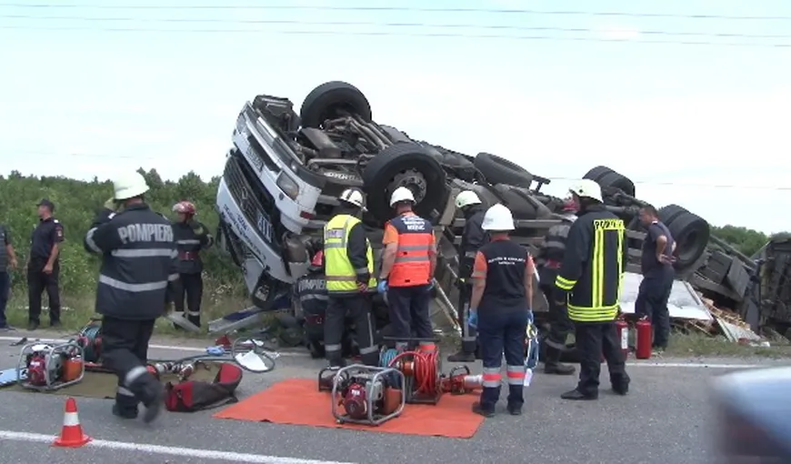 Accident grav în Dâmboviţa, TIR răsturnat. Şoferul a murit pe loc