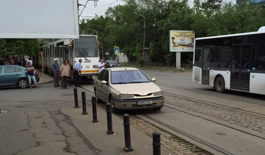 Trafic blocat pe o stradă din Capitală, după ce un şofer şi-a parcat maşina pe linia de tramvai