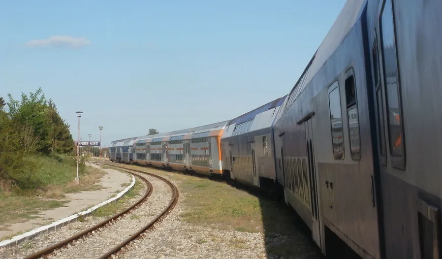 Un tren care circula pe ruta Bucureşti-Constanţa a rămas blocat în câmp din cauză că s-a rupt pantograful locomotivei