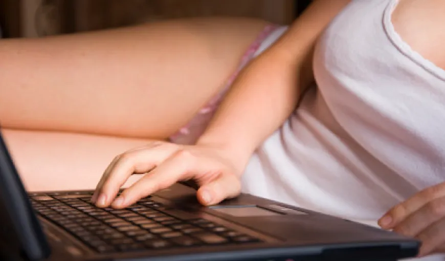 Percheziţii ale DIICOT, după ce o tânără a oferit pe un site de videochat un spectacol pornografic cu fiica ei de 9 luni