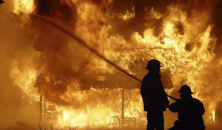 Incendiu la o fabrică de mezeluri din judeţul Alba. Pompierii au intervenit cu cinci autospeciale de stingere