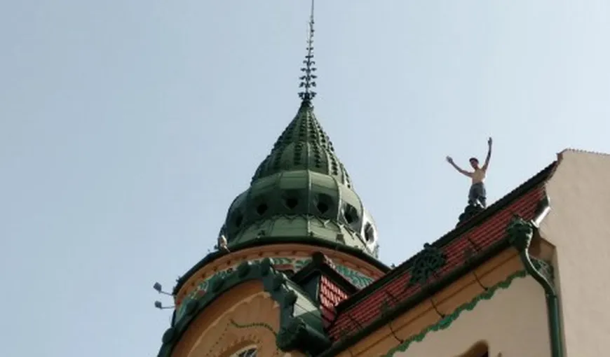 Momente de groază în Oradea, un tânăr dezbrăcat s-a urcat pe acoperişul Palatului Vulturul Negru